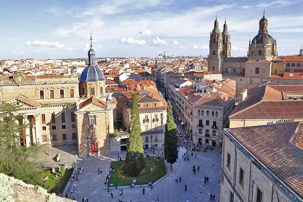 Salamanca draws undergraduate 和 graduate students from across 西班牙 和 the world; it is the top-ranked university in 西班牙 based on the number of students coming from other regions. It is also known for its Spanish courses for non-native speakers, which attracts thous和s of international students, 创造多样化的环境.